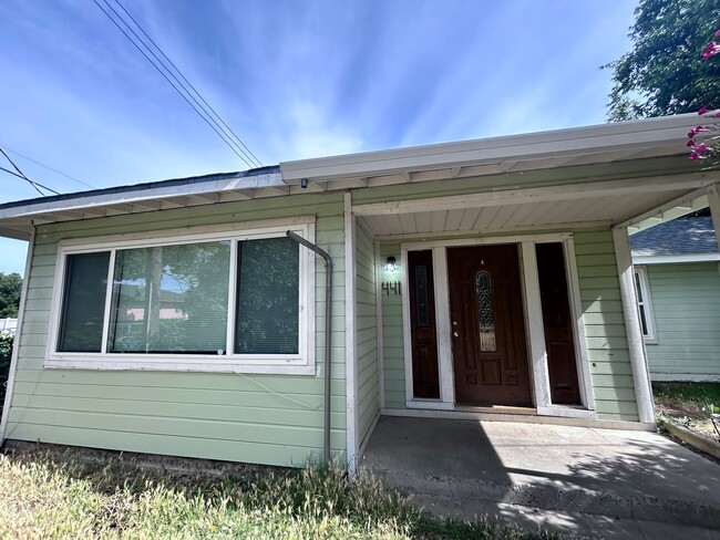 Building Photo - 441 Haggin Ave Unit 441 Haggin Avenue #C