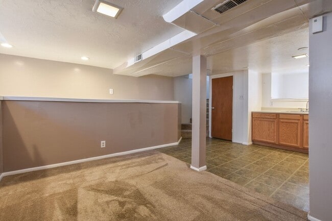 665 E Garfield Ave Unidad Basement