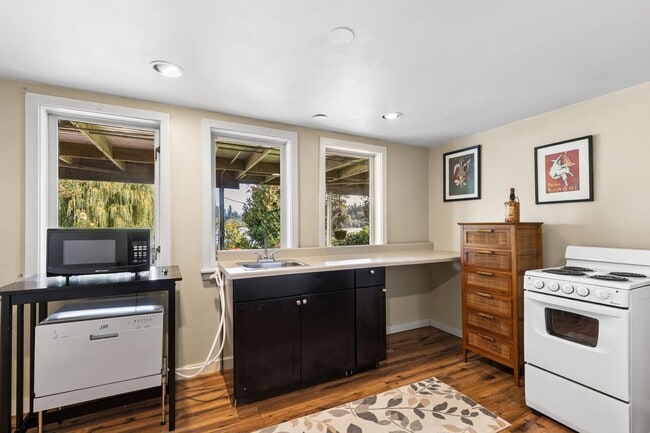 Charming 1 bed, 1 bath overlooking Lake Ba... - Charming 1 bed, 1 bath overlooking Lake Ba...