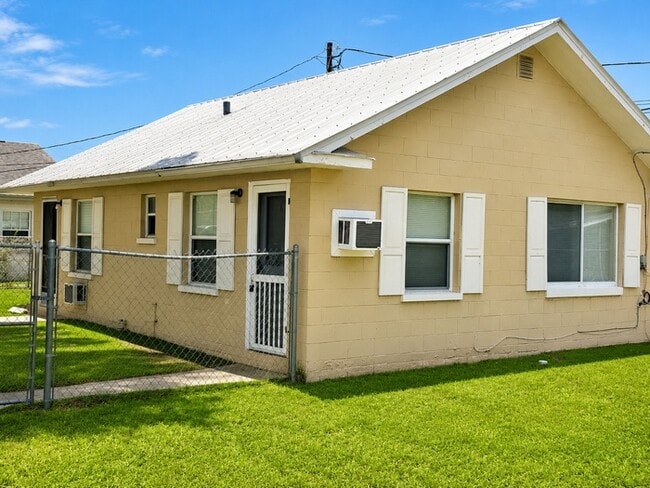 Building Photo - Convenient Downtown Living in a Bright and Comfortable 1-Bedroom Studi
