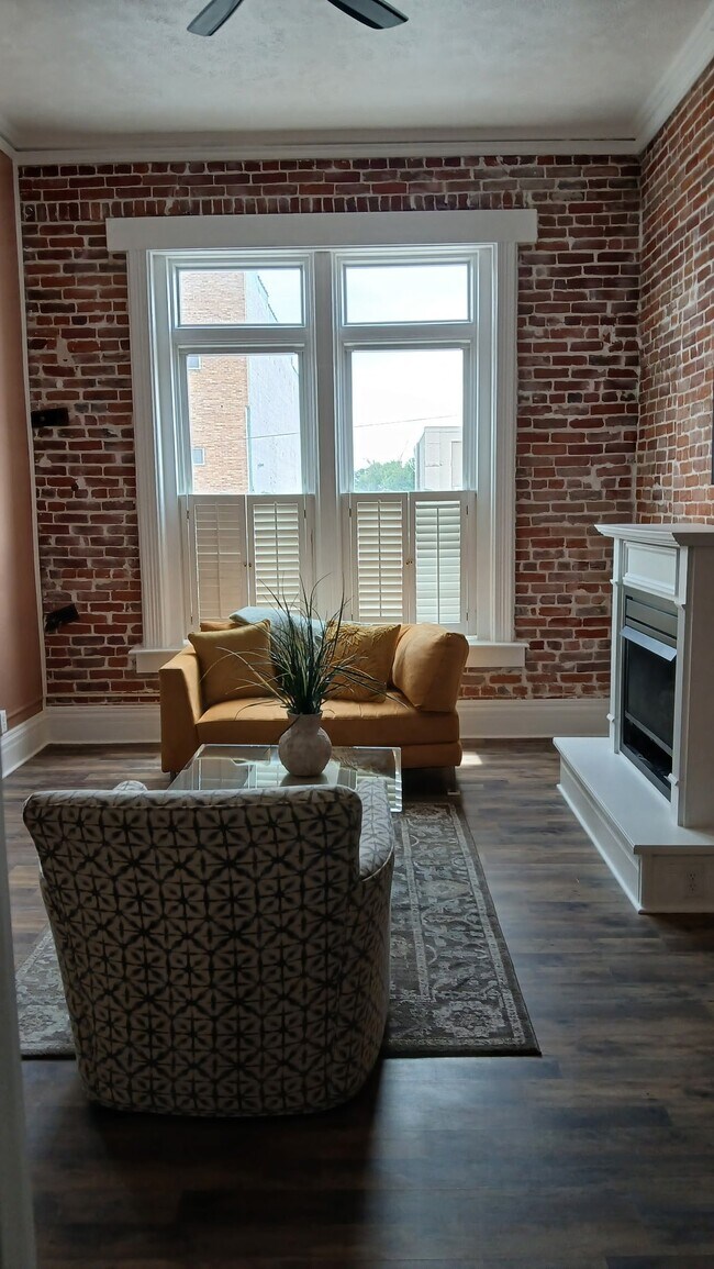 Photo - 150 E 5th St