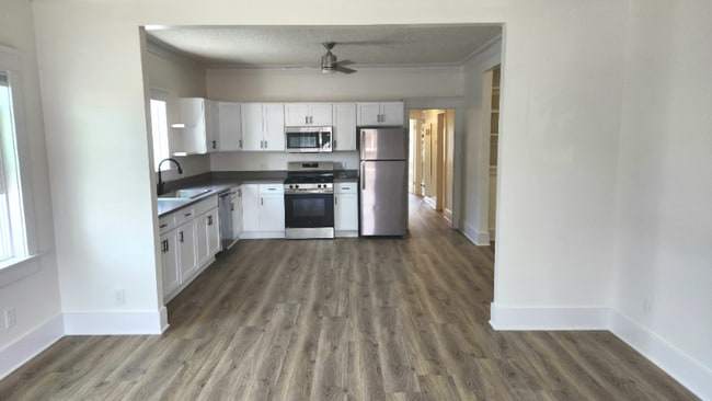 Building Photo - 3536 W 60th St Rental