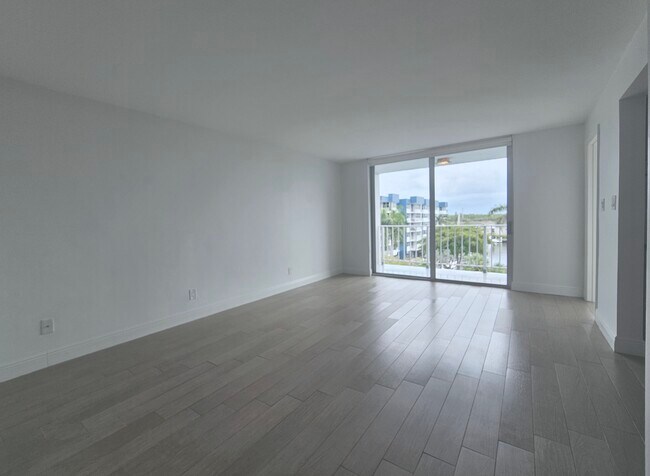 Photo - 16546 NE 26th Ave Unidad 5H