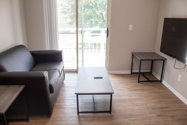 Photo - 202 E Chalmers