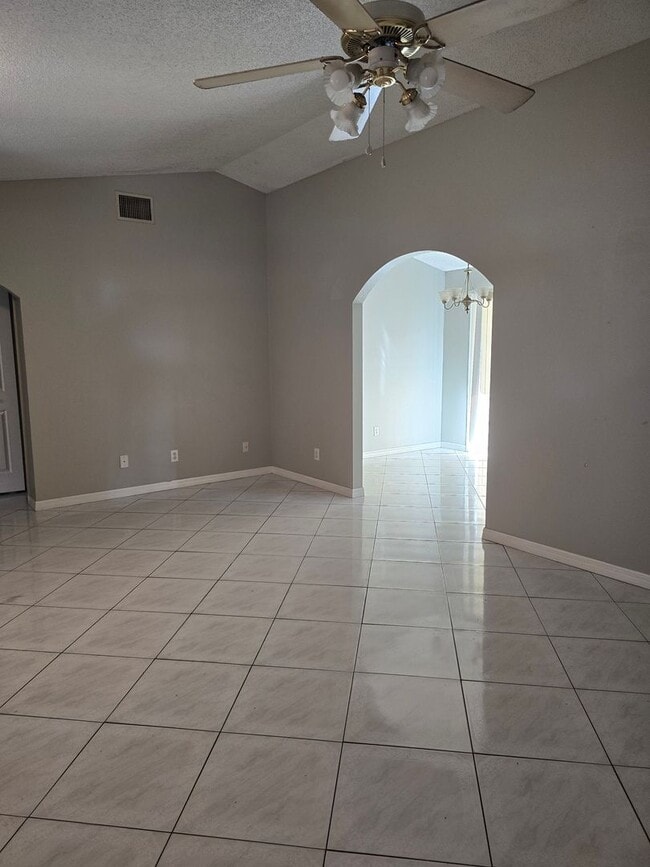 Photo - 501 W Saunders St