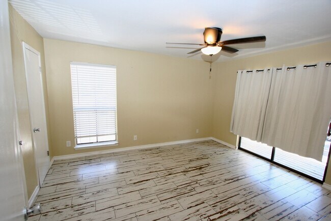 Photo - 17331 Red Oak Dr