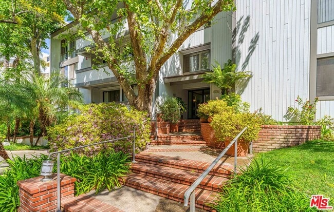 Building Photo - 406 N Oakhurst Dr