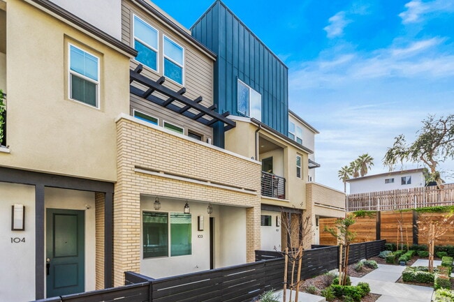 Building Photo - 7631 University Ave