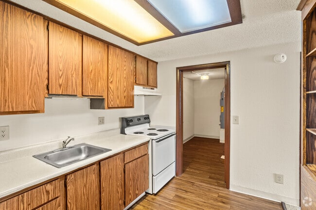 1BR, 1BA - 576SF - Kitchen - Shadetree