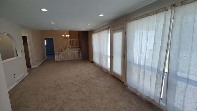 living room - 2527 Richmond Rd