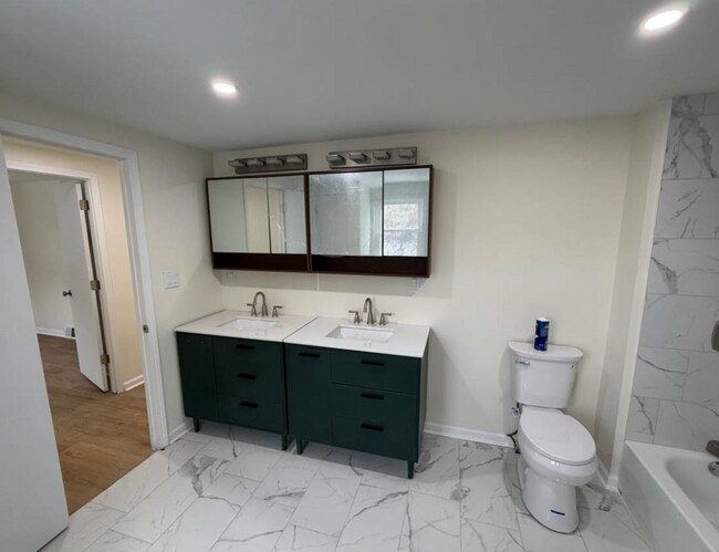 Photo - Single Family Home 6 beds 2.5 bath For Rent