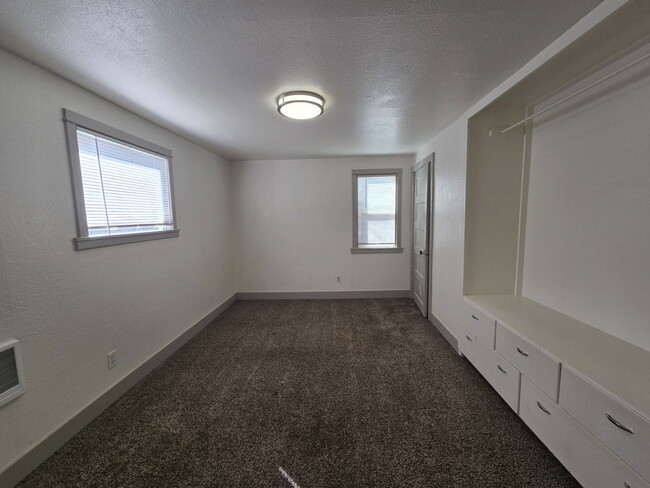 Photo - 547 NE Jackson St
