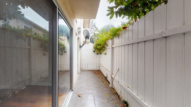 Photo - 2130 N Beachwood Dr Unit 4