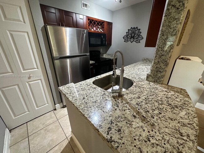 Photo - 2841 N Oakland Forest Dr Unidad 205 Rental