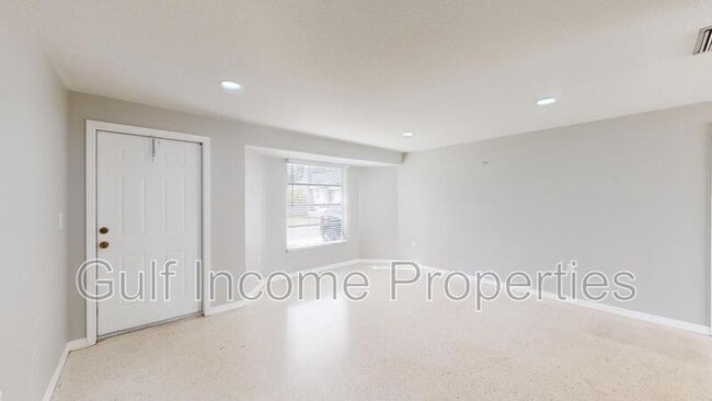 Photo - 621 21st St W