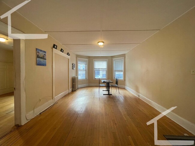 Spacious four bed two bathroom in Allston - Spacious four bed two bathroom in Allston Condo