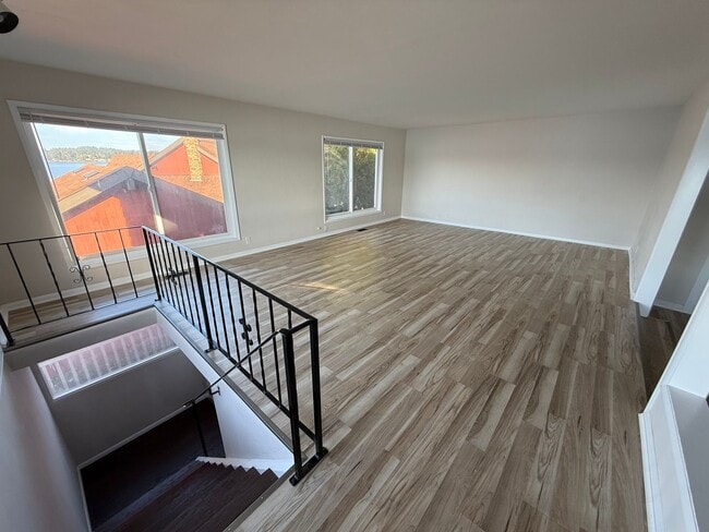 Photo - Unit with gorgeous water view in Bremerton.