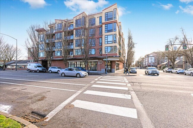 Building Photo - Spacious + secure 1/1 condo with a bonus r... Unit 532