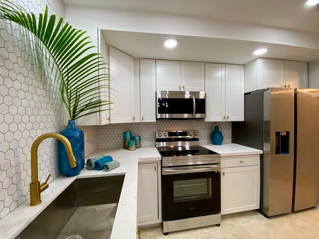 Beautiful 3 bedroom remodeled townhome for rent in Palmetto Bay - 17190 SW 94th Ave Townhome