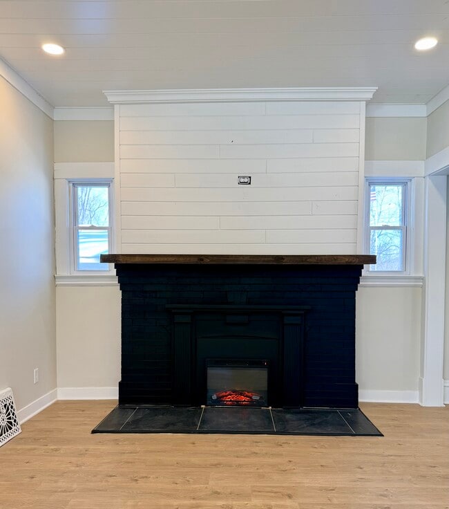 Photo - 553 Elm Ave E