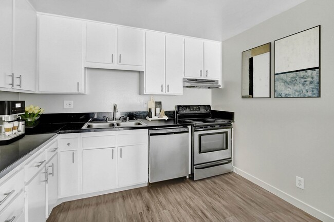 Building Photo - La Scala Apartments