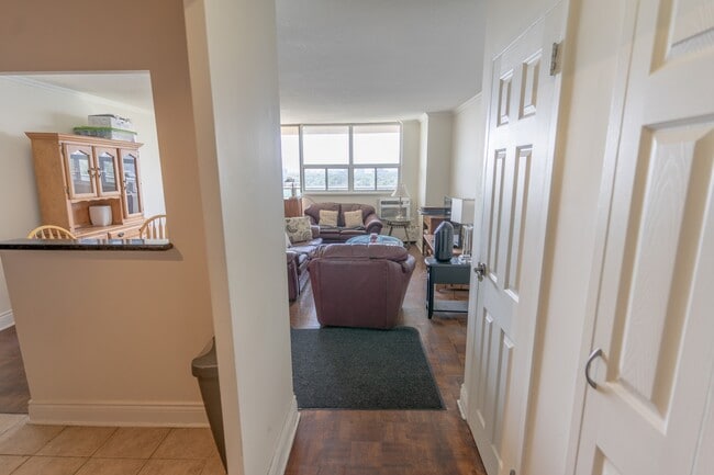 Photo - 5949-5949 Yonge St