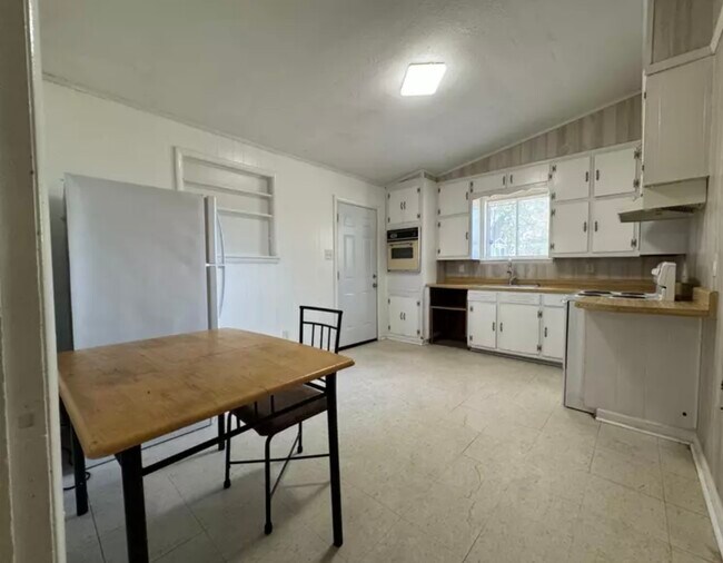 Photo - 420 Lakeview Dr