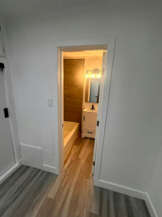 934 1/2 Simmons Avenue, Unit 934 1/2