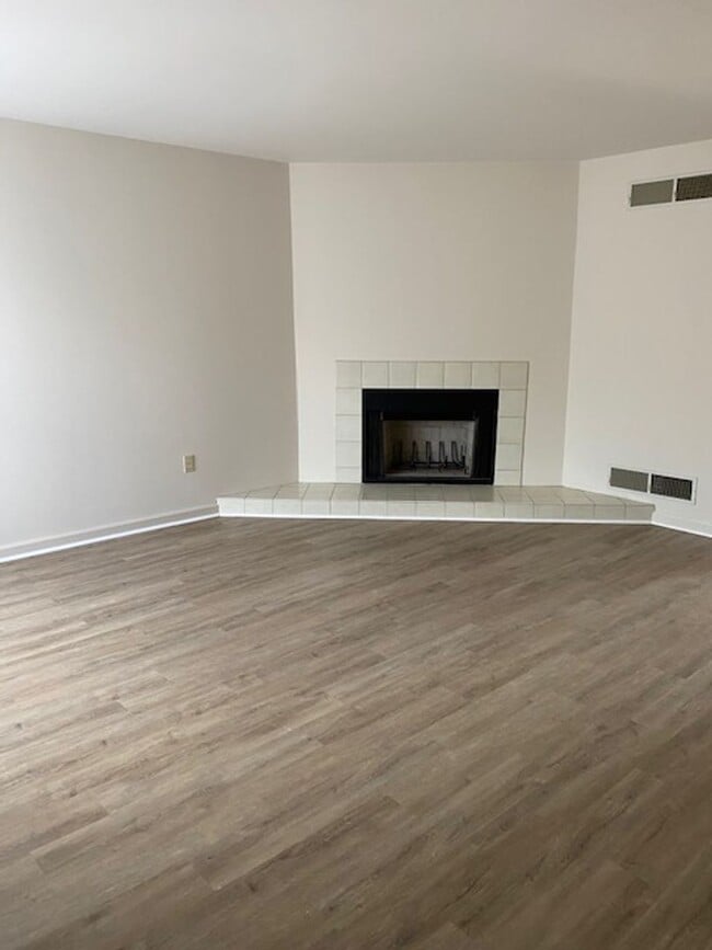 Building Photo - 3 bedroom 4 bathroom home in Lancaster tow...
