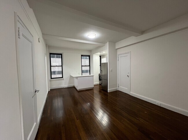Building Photo - 140 E 46th St Unit 5D Rental