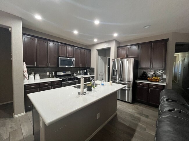 Building Photo - Clean and well maintained 4 bedroom home f...