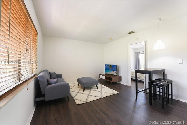 Photo - 345 Michigan Ave Unidad 17