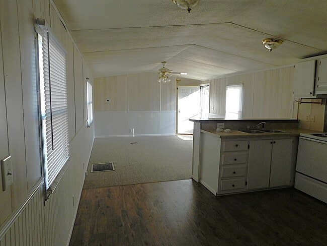 Photo - 114 Colonial Ct
