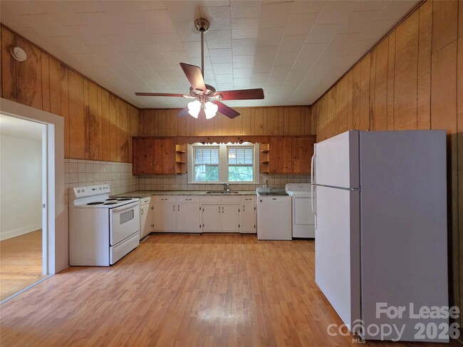 Photo - 215 College St