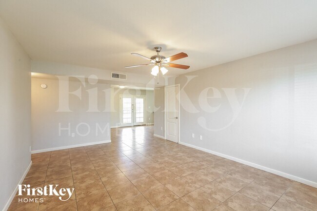 Photo - 425 E Julie Dr