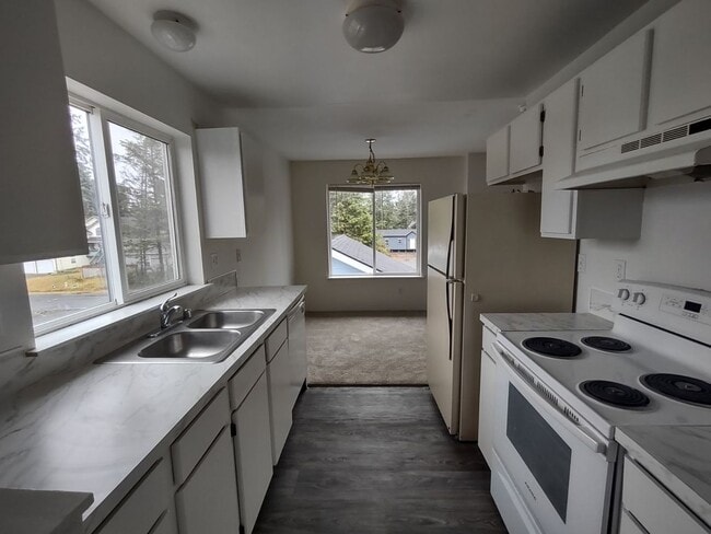 Photo - 3 BR, 2 BA unit in QUITE 4 plex. Storage & W/D included Unit D