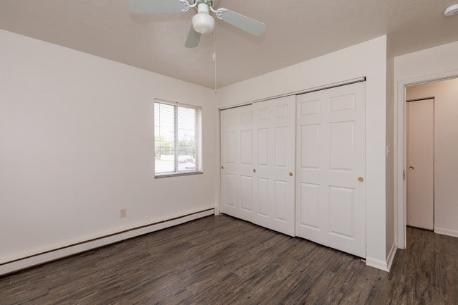 Photo - Water's Edge Apartments