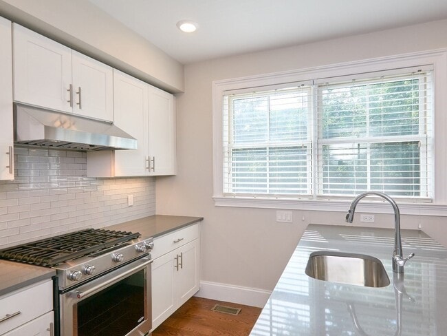Photo - 181 Putnam Ave
