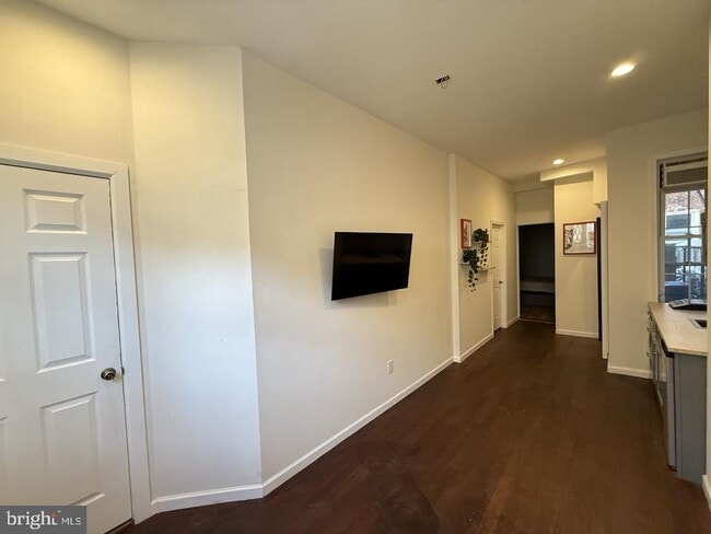 Building Photo - 1003 S 6th St