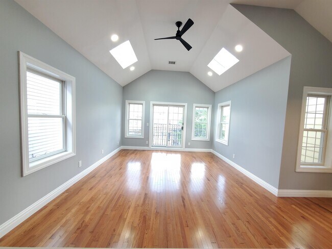 Building Photo - 84 Andrew St Unit 2