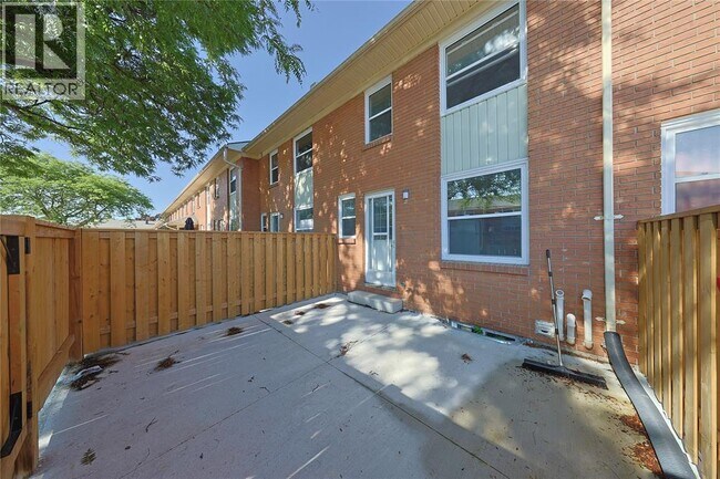 Photo - 834 Exmouth St