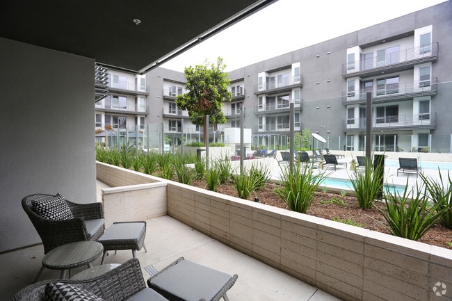 1BR, 1BA-828 SF
