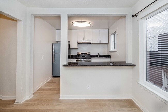 Building Photo - Fully Remodeled, Top Floor! On-site Laundry, New Stainless Appliances Unit 730
