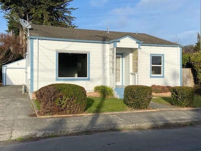 Building Photo - Nice updates in this 2 / 1 house with 2 ca...