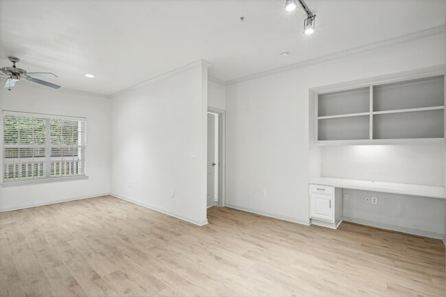 Vestidor - The Henry at Jones Road