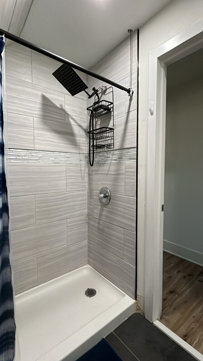 Shower - 10 Rowe St Unit Hector Maldonado
