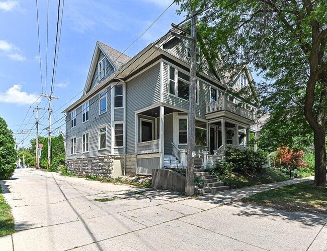 Building Photo - 118 W Reservoir Ave