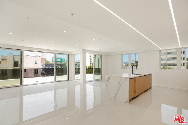 Photo - 1414 S Beverly Dr Condo