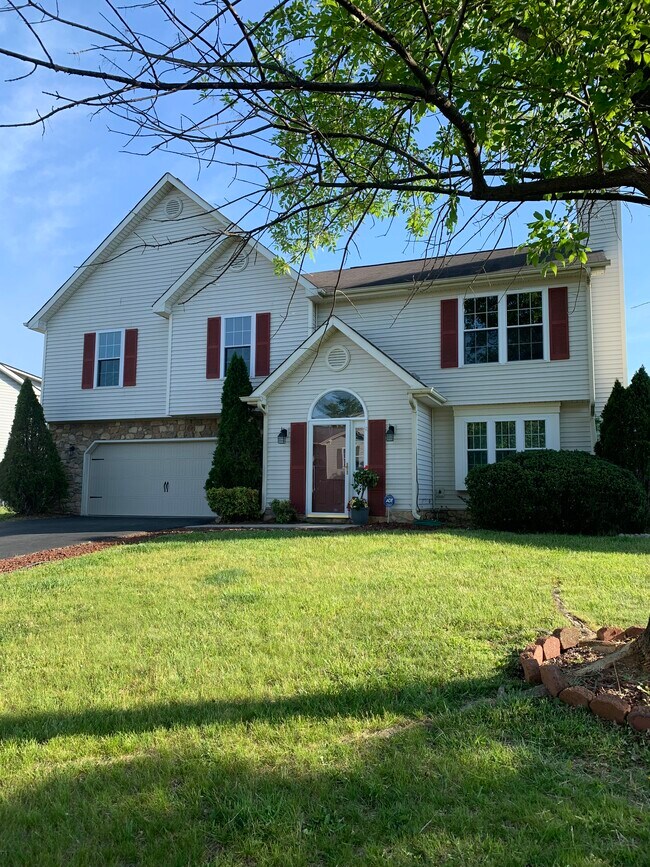 Private Neighborhood - 2240 Bloomfield Ave