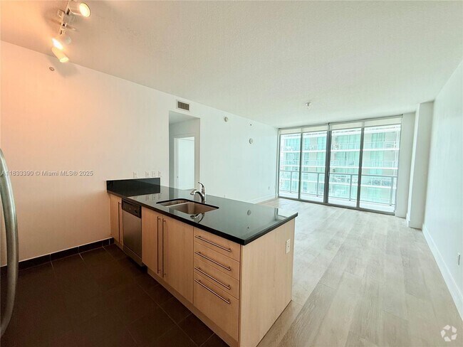 Building Photo - 79 SW 12th St Unit 1208-S Rental